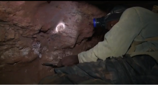 Công cụ đào vàng rất thô sợ. Ảnh: CNN