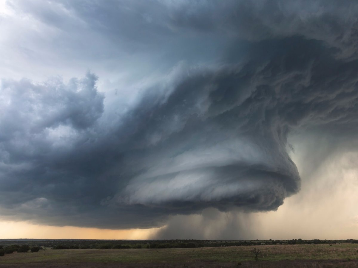 Bão Supercell hay còn gọi là “quái vật bầu trời” là hiện tượng mây xoay thẳng đứng liên tục trong suốt một trận bão lớn kèm sấm. Nó xuất hiện tại những điểm có luồng không khí khô lạnh kết hợp với không khí nhiệt đới ẩm. Hình phễu lớn là kết quả của luồng gió xoáy với tốc độ nhanh dần cho tới khi nó tạo thành một hình xoáy khổng lồ.   