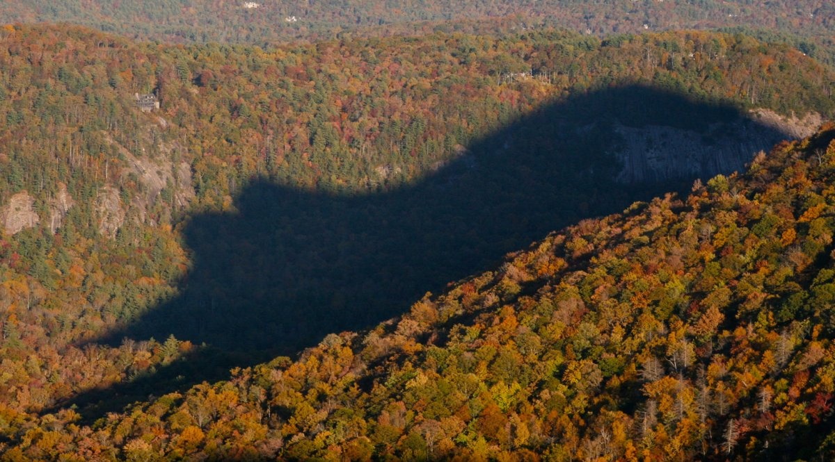 Cashiers là một thị trấn ở trung tâm vùng núi Blue Ridge ở Bắc Carolina. Cứ 17h30 hằng ngày, từ cuối thàng 10 tới đầu tháng 11, bạn có thể nhìn thấy bóng râm có dạng một chú gấu khổng lồ khi nhìn từ trên cao. Hiện tượng này lặp lại trong giai đoạn từ giữa tháng 2 tới đầu tháng 3. Ảnh: Huffington Post