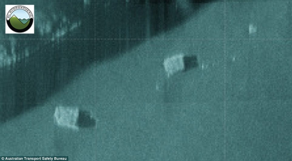 Phat hien 2 vat the nghi la hop den MH370 hinh anh