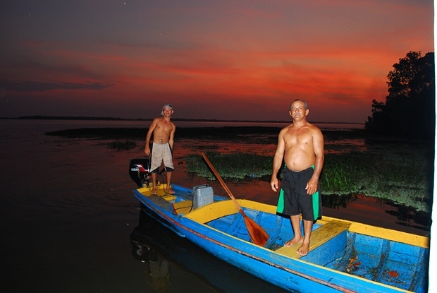 Dân địa phương biết tới sét Catatumbo từ nhiều thế kỷ trước. Họ từng gọi hiện tượng này là rib a-ba hay “dòng sông lửa” và coi đây là dấu hiệu của các vị thần.  Ở thời kỳ thuộc địa của vùng Caribbean, thủy thủ dùng ánh sáng như ngọn hải đăng dẫn đường.