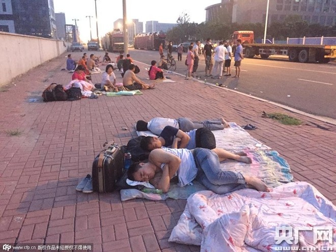 Nhiều người mang theo chăn, màn và đồ dùng thiết yếu rồi ngủ ngoài đường trong đêm vụ nổ xảy ra. Nhiều con đường bị chặn ở thành phố hơn 13 triệu dân. 