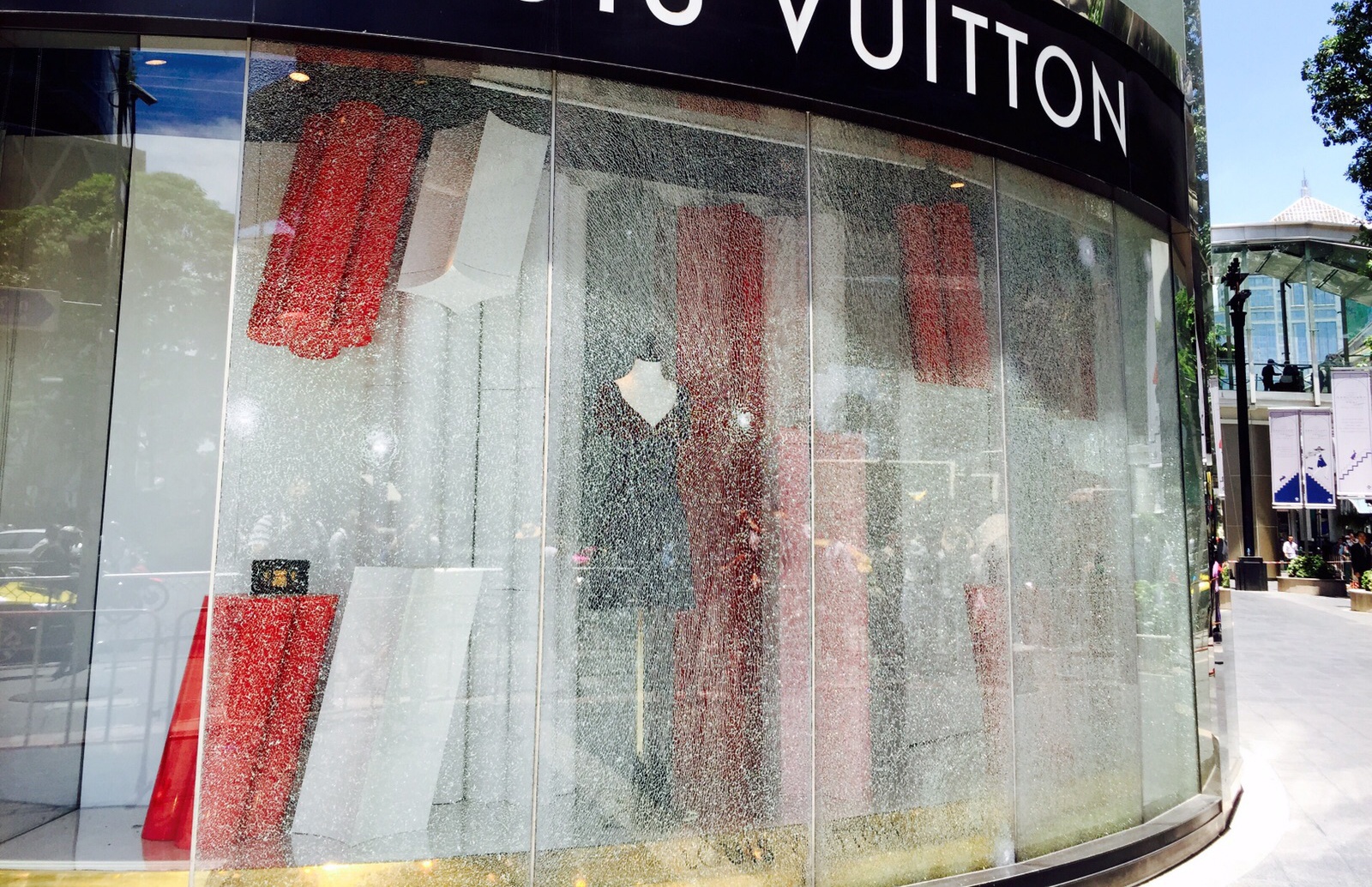 Cửa kính của một cửa hàng Louis Vuitton vỡ là kết quả của vụ nổ tối 17/8. Cửa hiệu nằm gần giao lộ Ratchaprasong. 