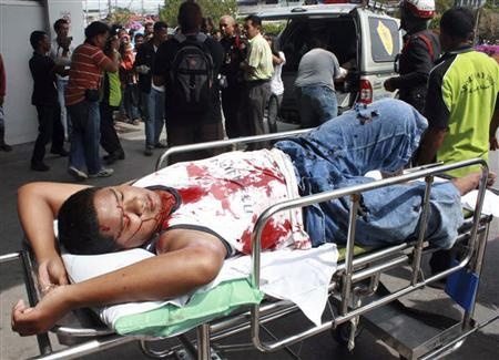 Nạn nhân của một vụ nổ bom. Ảnh: Reuters