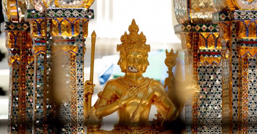 Nhà chức trách đang tiếp tục dọn dẹp bên trong ngôi đền. Người dân và khách du lịch chưa được phép vào bên trong.