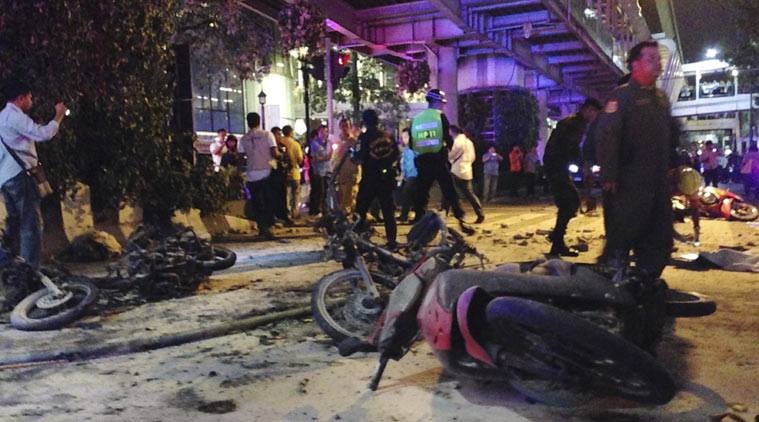 Xe máy cháy rụi tại hiện trường vụ đánh bom ở Bangkok hôm 17/8. Ảnh: Bangkok Post