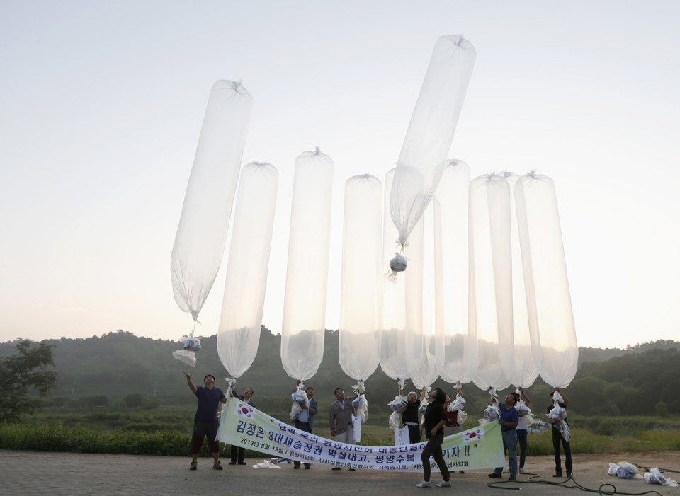 Các nhà hoạt động Hàn Quốc thường gửi thông điệp cho phía Triều Tiên qua bóng bay. Ảnh: Reuters