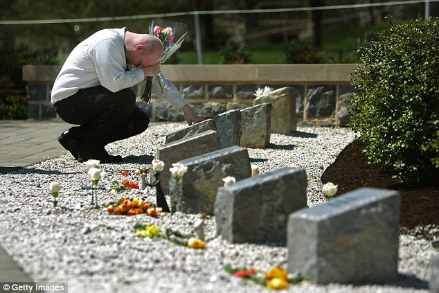 Một người đàn ông đau buồn trước 32 khối đá đại diện cho 32 người thiệt mạng sau vụ xả súng do Cho Seung Hui thực hiện tại đại học Công nghệ Virginia, ngày 15/4/2008. Ảnh: Getty