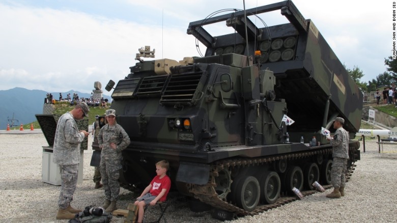 Hệ thống phóng rocket đa nòng (MLRS) của Mỹ xuất hiện tại cuộc tập trận. Trọng lượng của nó đạt 25 tấn, tầm ngắn tối đa là 45 km đối với rocket và 300 km đối với tên lửa. 