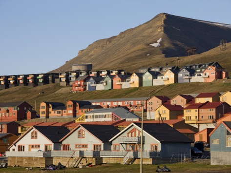Ánh sáng mặt trời trong nhiều ngày tô điểm cho những căn nhà tại Longyearbyen, Svalbard, Norwa