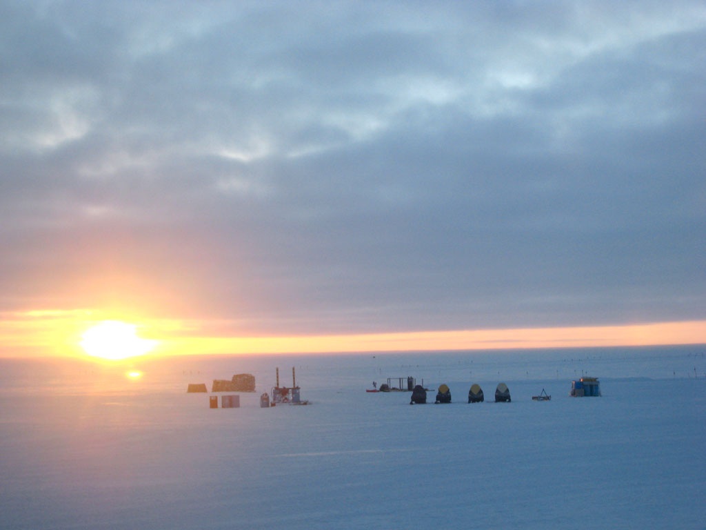 Màn đêm không bao trùm tại khu vực có trại nghiên cứu ở Summit, Greenland, khi ánh sáng mặt trời liên tục chiếu sáng 24/24h.