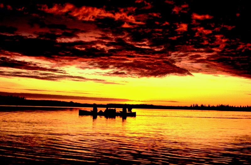 Sông Porcupine dưới ánh sáng của mặt trời lúc nửa đêm. Đây là con sông bắt nguồn từ vùng Yukon (Canada) và kết thúc ở Alaska. Ảnh: Wildernessinquiry 