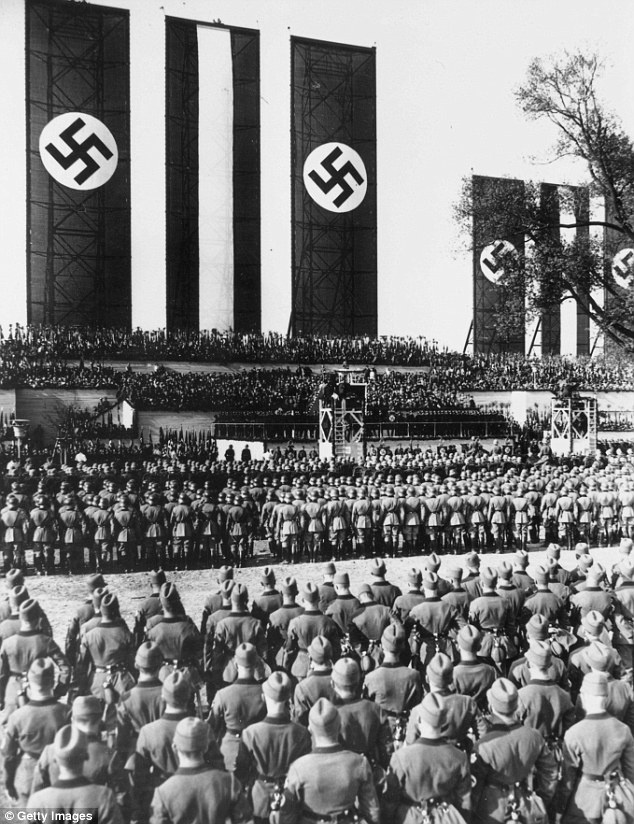Hàng trăm lính Đức chăm chú theo dõi bài phát biểu của Hitler ngày 1/5/1934. Ảnh: Getty