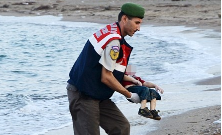 Anh nhan vien cuu ho be thi the be trai ti nan gay chan dong hinh anh