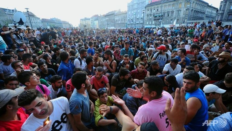 Hàng nghìn dân nhập cư ngồi trước nhà ga quốc tế Keleti ở thủ đô Budapest, Hungary hôm 2/9. Ảnh: 