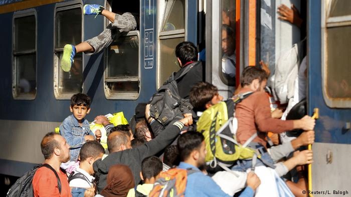 Dòng người chen nhau lên một tàu hỏa. Ảnh: Reuters