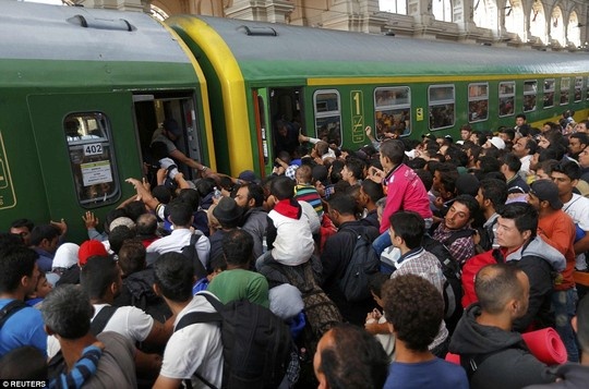 Lúc 8h15 hôm 3/9, nhà ga quốc tế Keleti ở thủ đô Budapest của Hungary mở cửa trở lại sau gần hai ngày phong tỏa. Ngay lập tức, khoảng 2.000 người di cư xô đẩy và chen chúc để lên tàu với mong muốn tới biên giới Áo. Tuy nhiên, họ phát hiện tàu không đưa họ tới điểm đến bởi giới chức đường sắt Hungary thông báo sẽ không có bất kỳ chuyến tàu tới Tây Âu trong thời gian tới. Thay vào đó, đoàn người trên tàu được đưa tới một trại tị nạn ở thành phố Bicske – cách thủ đô Budapest khoảng 30 km.