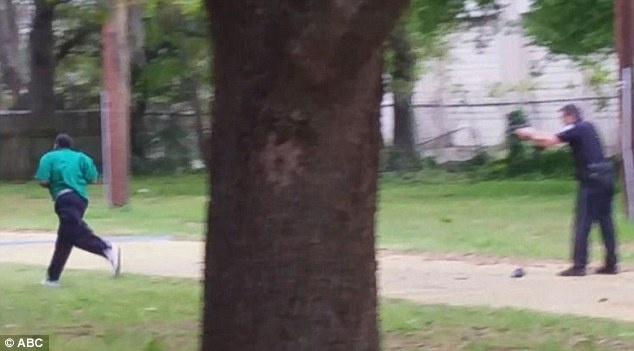 Giây phút viên cảnh sát rút súng bắn người cựu binh. Ảnh: ABC