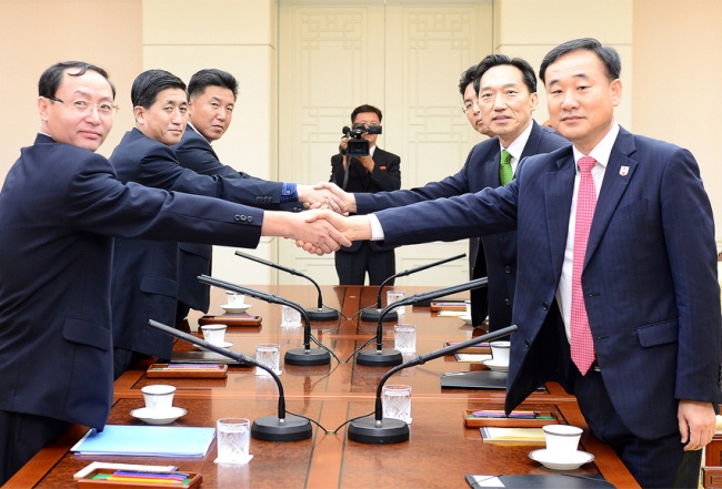 Quan chức hai miền bắt tay trong cuộc thảo luận về việc tổ chức đoàn tụ cho các gia đình ly tán. Ảnh: