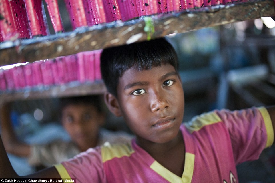 Cong viec trong xuong bong bay cua tre em Bangladesh hinh anh