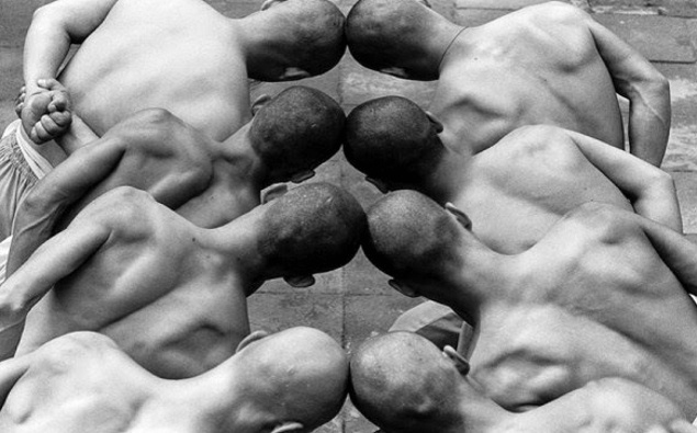 Để luyện tuyệt kỹ thiết đầu công, các sư Thiếu Lâm đụng đầu của mình vào đầu đồng môn.