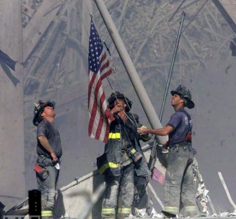 Ba người lính cứu hỏa kéo lá quốc kỳ Mỹ trên đống đổ nát của tòa tháp đôi WTC trở thành những người hùng