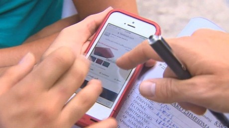 Ngày càng nhiều người di cư sử dụng thiết bị công nghệ hiện đại làm phương tiên tới châu Âu. Ảnh