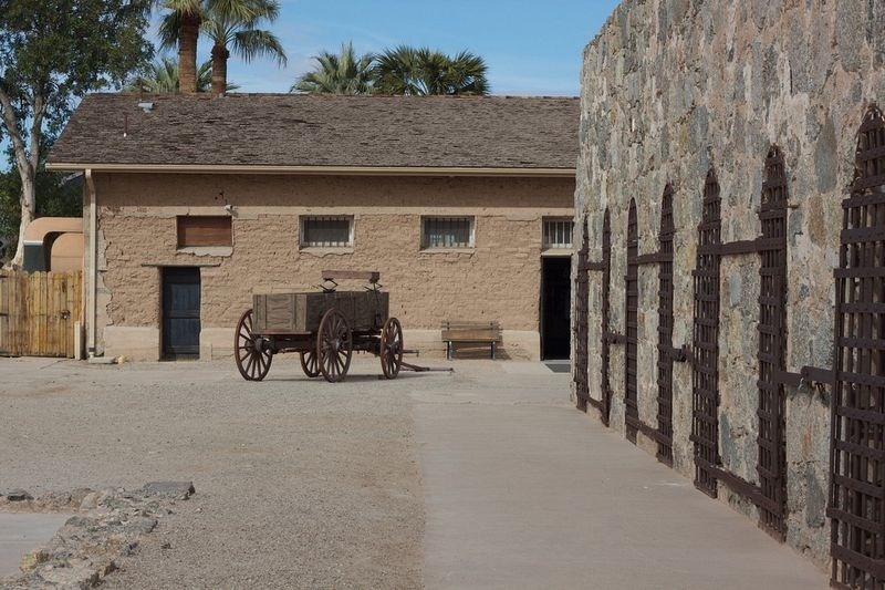 Trong 33 năm hoạt động, 3.069 tù nhân, gồm 29 phụ nữ từ 21 quốc gia khác nhau phải sống sau những bức tường kín của nhà tù. 