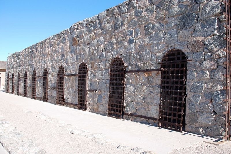 Các bức tường ở nhà tù được trát bằng bùn. Tường ngoài cao gần 5,5 m và dầy khoảng 2,5 m. 