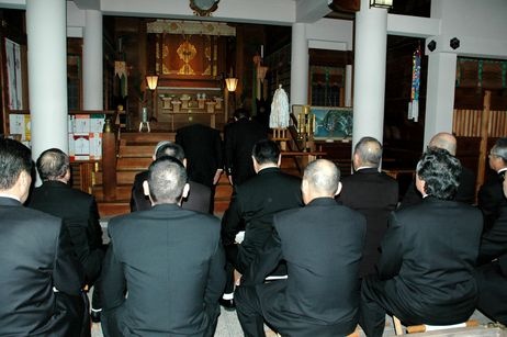 Các thành viên câp cao của băng Yamaguchi-gumi cầu nguyện tại một ngôi đền ở thành phố 