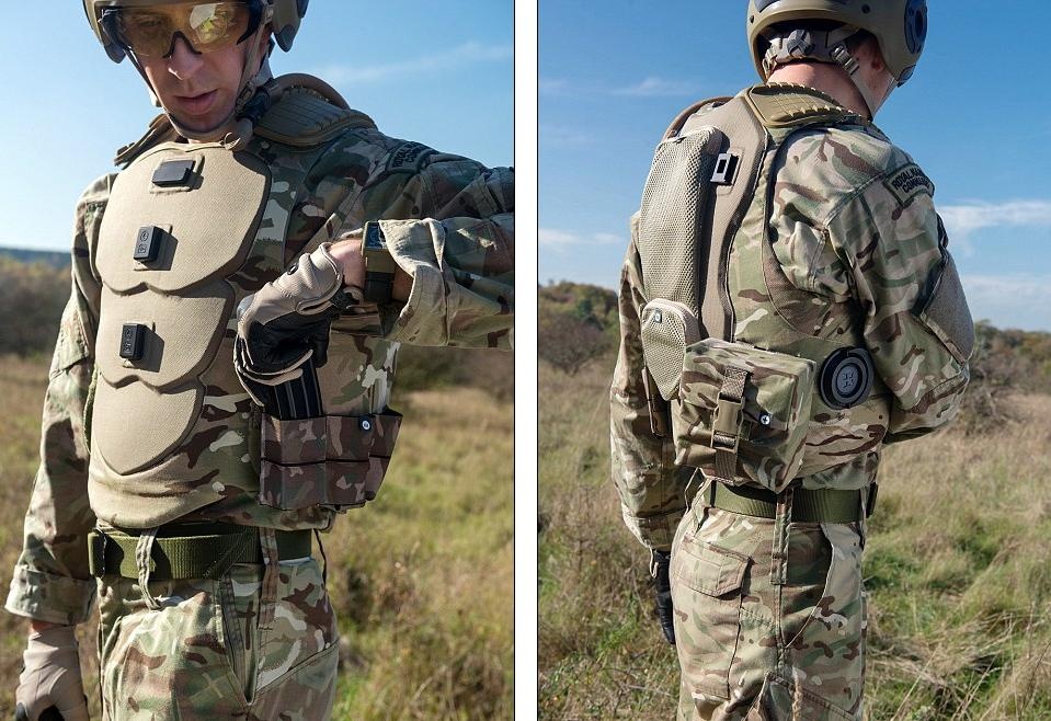 Kính thông minh cho phép binh sĩ xem thông tin trên một màn hình đặt phía trước mắt. 