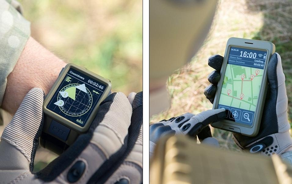 Thiết bị đeo tay chuyên theo dõi sức khỏe binh sĩ (trái) và máy tính vô tuyến cá nhân tương lai có kích thước của một điện thoại thông minh. Nó được trang bị máy quay, màn hình cảm ứng. Thiết bị này giúp binh sĩ nắm rõ thời gian thực và thông tin trận tuyến.