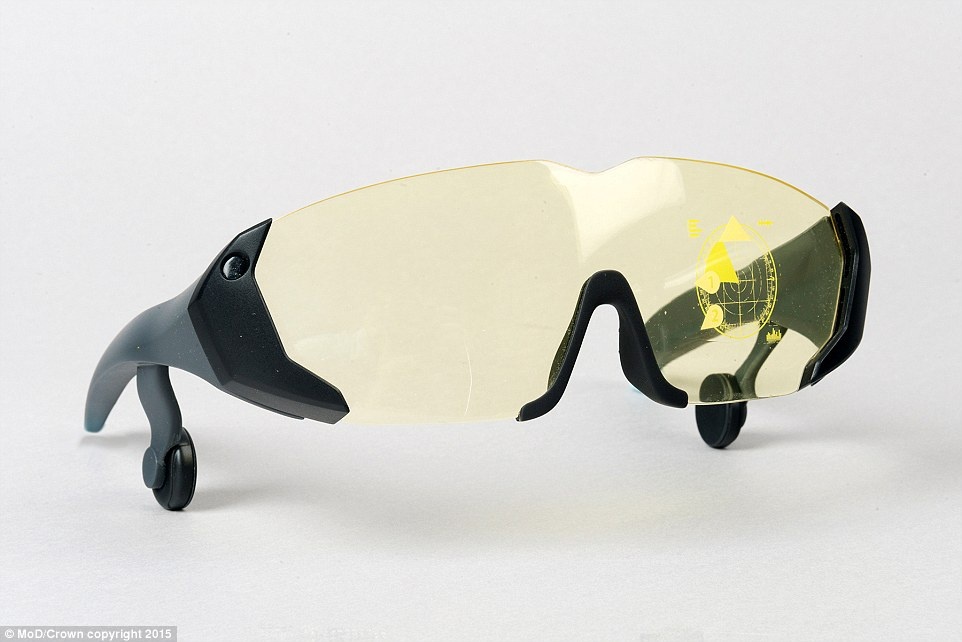 Các chỉ huy có thể theo dõi bản đồ vệ tinh, chiến thuật, ví trí của địch và video từ máy bay do thám không người lái thông qua kính thông minh.