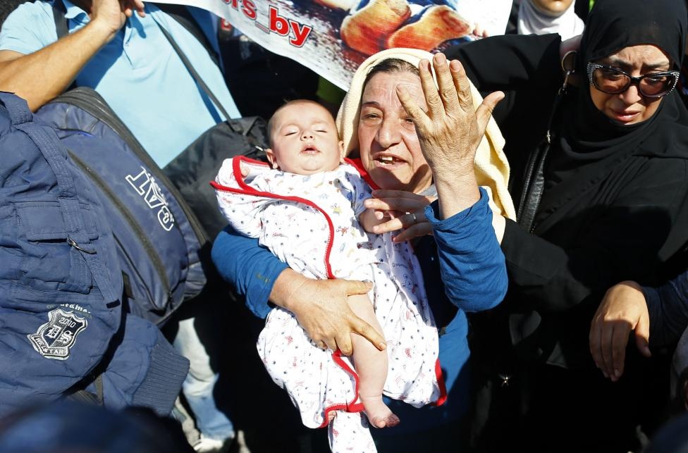 Một phụ nữ bế em bé khi di chuyển gần thành phố Edirne của Thổ Nhĩ Kỳ để tìm cách vượt biên qua 