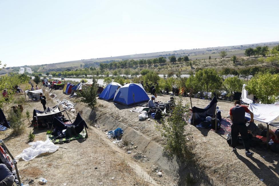 Người tị nạn Syria dựng trại trên đường cao tốc gần thành phố Edirne (Thổ Nhĩ Kỳ) để nghỉ trước khi tiếp tục lên đường tới biên giới Hy Lạp. Ảnh chụp hôm 17/9.