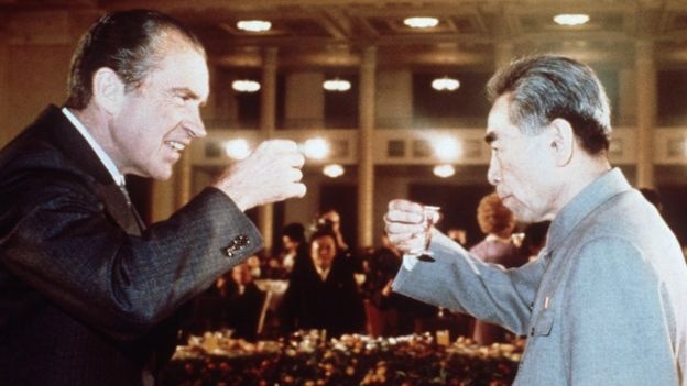 Tổng thống Mỹ Richard Nixon và Chủ tịch Trung Quốc Chu Ân Lai ại Bắc Kinh vào năm 1972 trong chuyến thăm đầu tiên của một tổng thống Mỹ tới nước Cộng hòa Nhân dân Trung Hoa