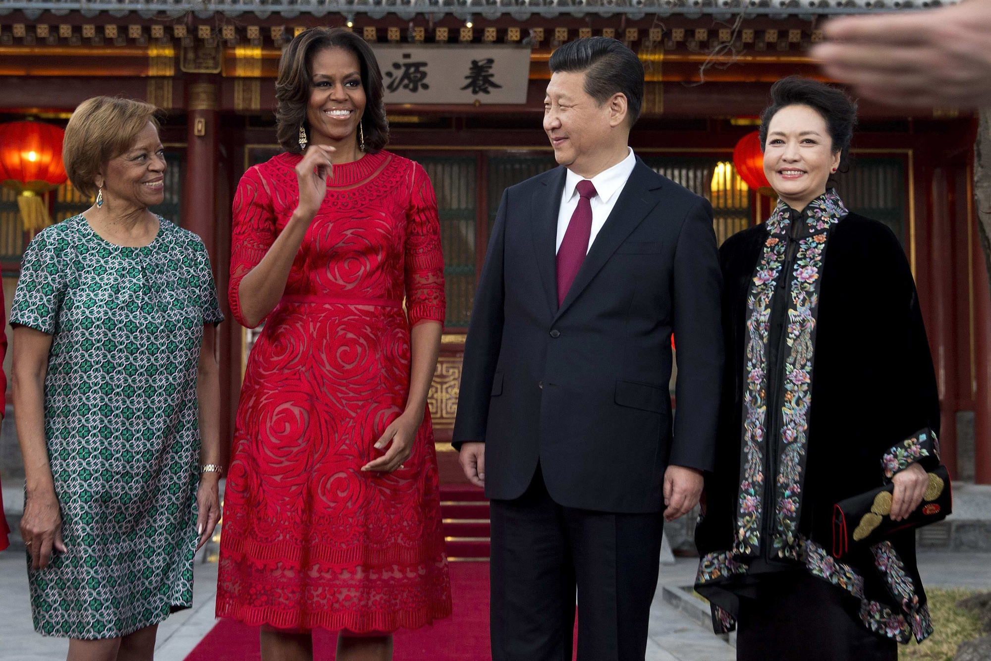 Phong cach thoi trang cua de nhat phu nhan My - Trung hinh anh