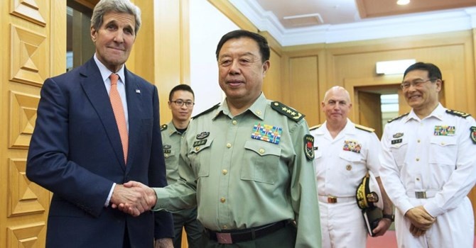 Ông Phạm Trường Long (phải) trong lần gặp Ngoại trưởng John Kerry hồi tháng 5-2015 ở Bắc Kinh - Ảnh:AFP