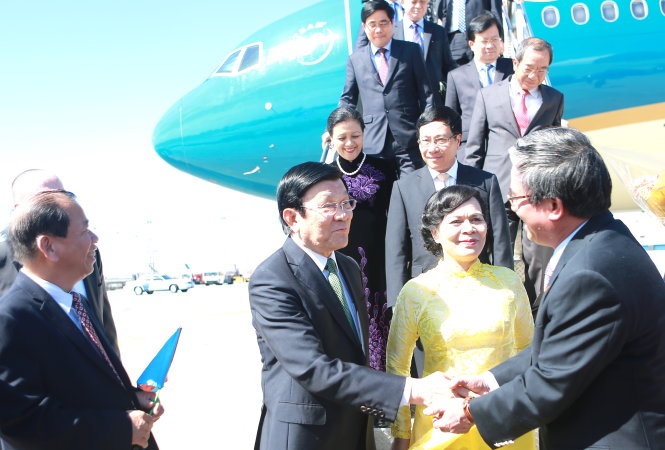 Chủ tịch nước Trương Tấn Sang bắt tay Đại sứ Việt Nam tại Hoa Kỳ Phạm Quang Vinh trong lễ đón ở sân bay quốc tế John F. Kennedy - Ảnh: V.V.T