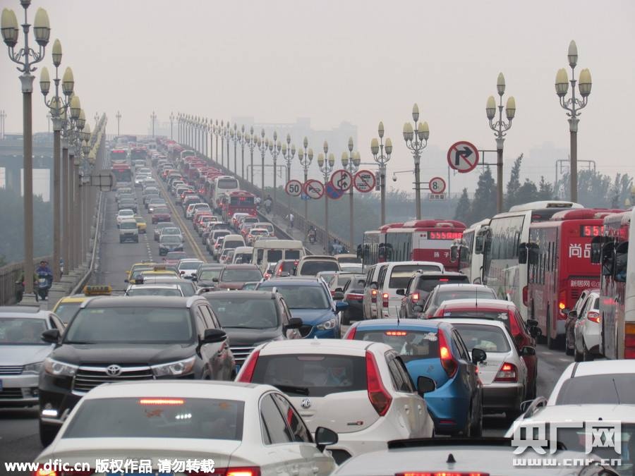 Cảnh ùn tắc giao thông diễn ra khi lượng xe đổ dồn về cầu Nam Kinh bắc qua sông Dương Tử ở tỉnh Hồ Bắc.