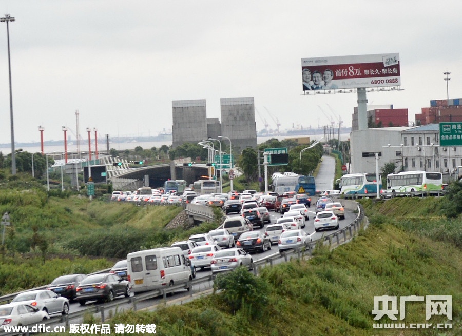 Hàng chục xe ôtô nối dài gần trạm thu phí ở đường vành đai cao tốc G1501 thành phố Thượng Hải