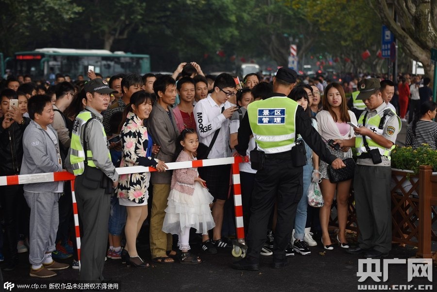 Khi dòng người đổ về phía cây cầu quá lớn, nhân viên an ninh của khu vực sẽ được điều động để điều tiết và đảm bảo an ninh. 