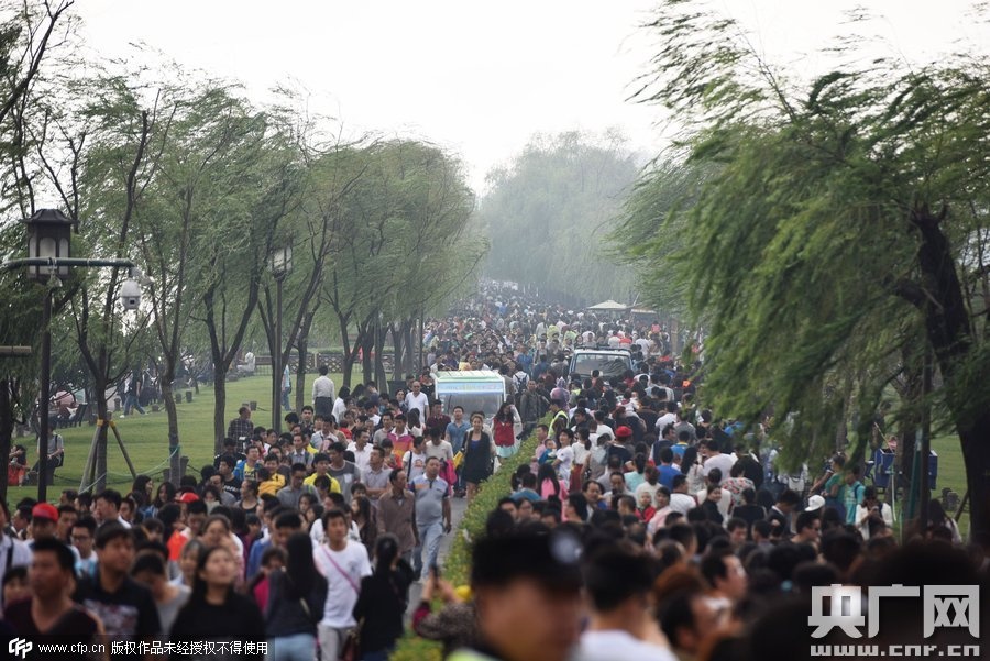 Dòng người nối dài hàng km ở Hàng Châu. Theo China Daily, hơn 100 triệu lượt khách dự kiến ​​du lịch bằng đường sắt trong dịp lễ. 13,3 triệu hành khách dùng tàu làm phương tiện di chuyển trong ngày 1/10. Đây là mức kỷ lục và tăng 13,4% so với thời điểm này năm ngoái. Ảnh: cnr.cn