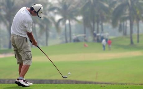 Trung Quoc sa thai pho thi truong vi choi golf trong gio lam hinh anh