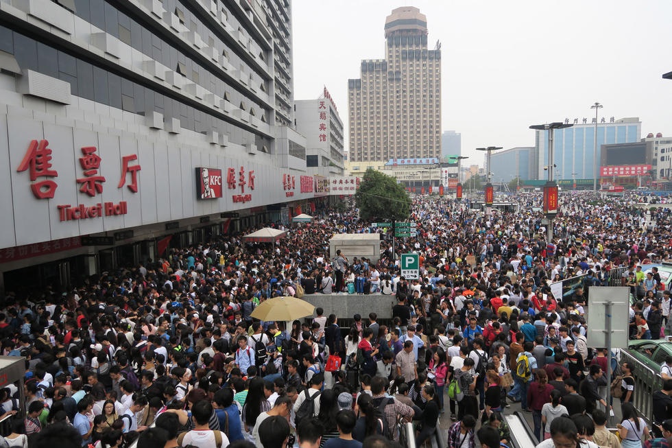 Hình ảnh đám đông tập trung tại các phòng vé trước nhà ga Trịnh Châu, tỉnh Hà Nam và chờ xe buýt vào chiều 30/9 khi nhìn từ trên cao.   