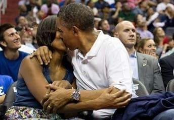 Khoanh khac dep cua vo chong Obama trong 23 nam chung song hinh anh