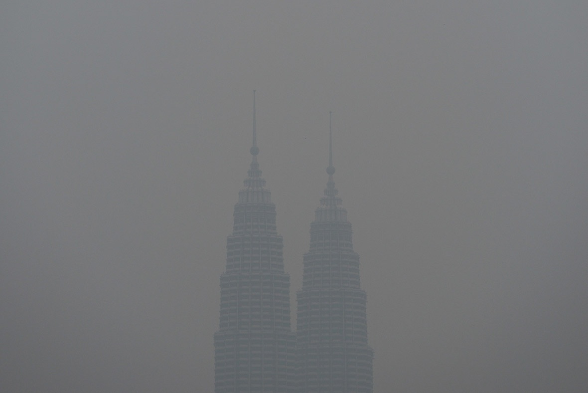 Tòa tháp đôi Petronas ở thủ đô Kuala Lumpur của Malaysia ngập chìm trong màn khói. Ảnh: AFP