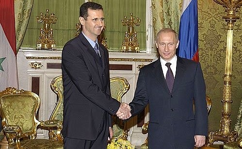 Tổng thống Syria Assad bắt tay người đồng cấp Nga Putin. Ảnh: en.kremlin.ru