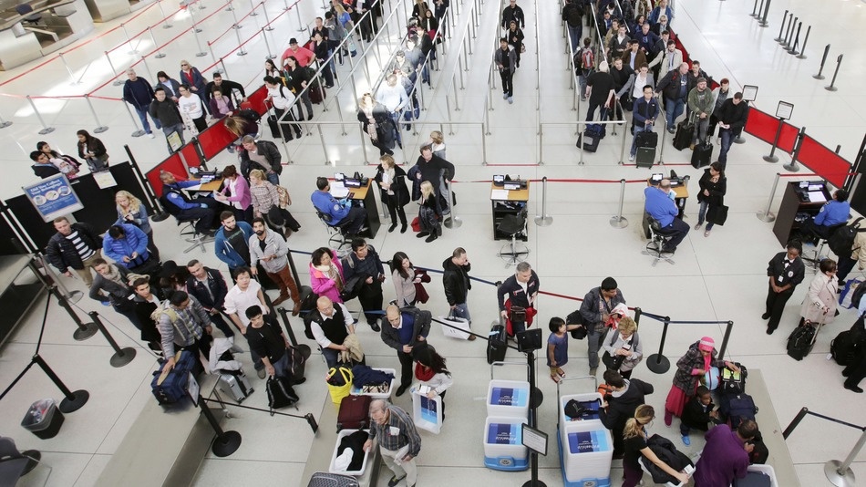 Te liet may tinh san bay, du khach mac ket tren khap nuoc My hinh anh