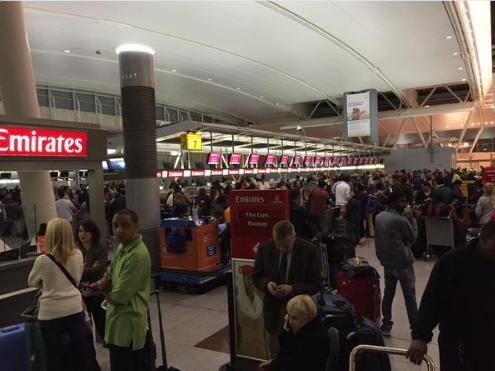 Các hành khách ở phi trường 